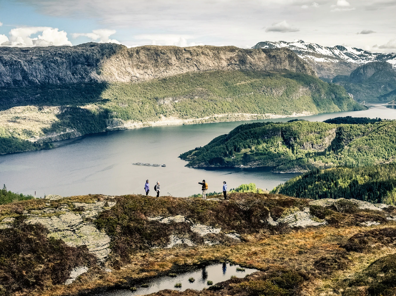 Landskapsbilde fra Fjaler, med fire personer som går på tur