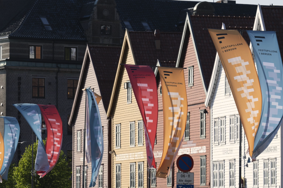 Bilde som viser Bryggen i Bergen med vimpler fra festspillene